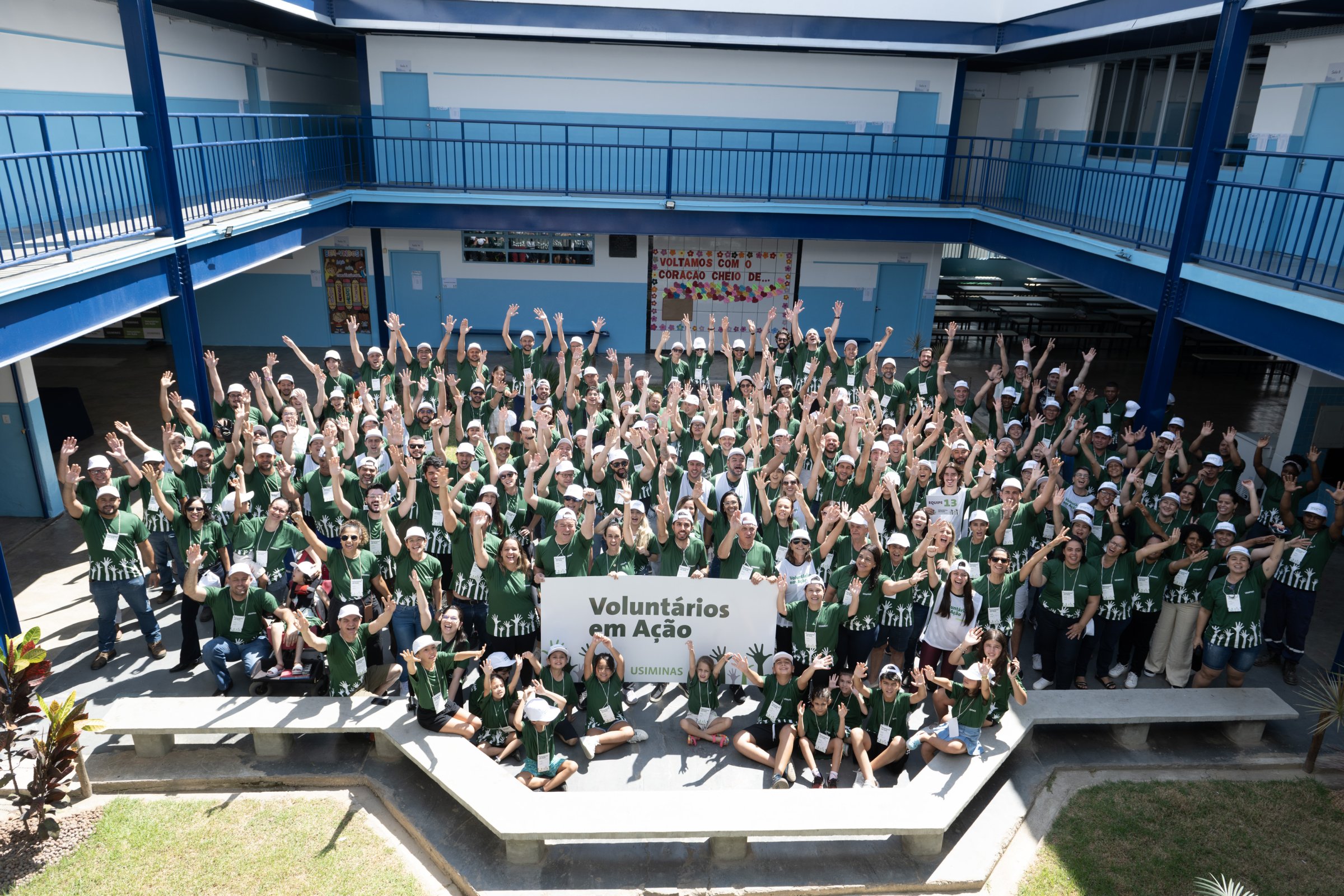Voluntários reunidos na Escola Municipal Everson Magalhães Lage, em Ipatinga, após a reforma do programa Voluntários em Ação