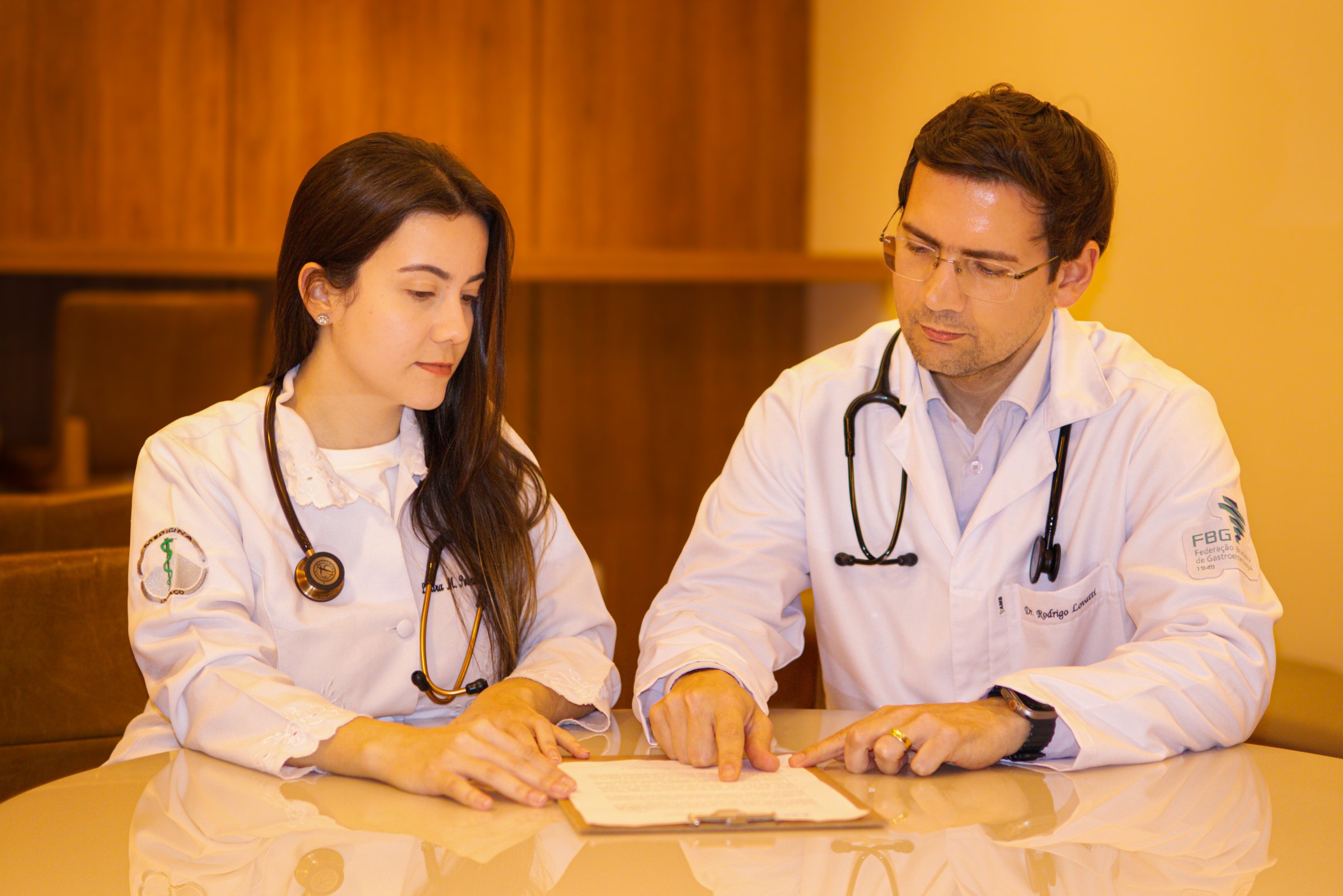 A residente de Gastroenterologia Laura Torres com o preceptor Rodrigo Lovatti